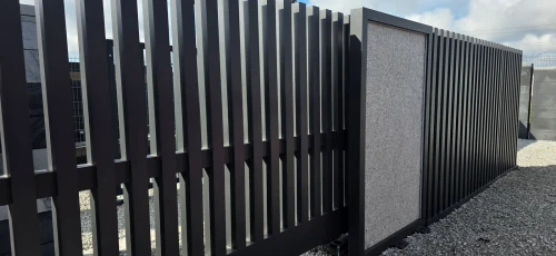 WallGran Lux — ściana w zestawieniu z ogrodzeniem Sodalit