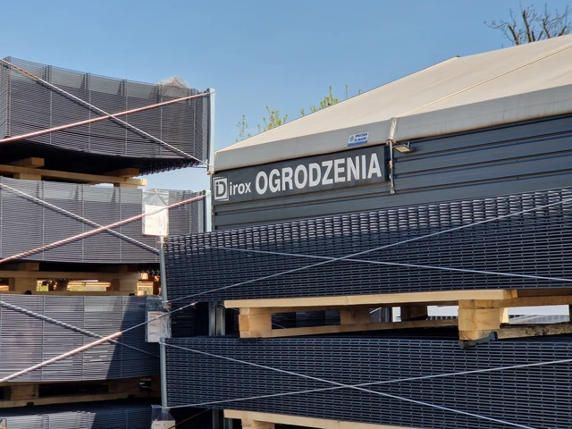 Składowanie paneli ogrodzeniowych w magazynie DIROX