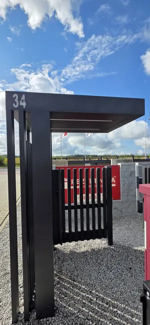Portal wejściowy i furtka – widok od strony posesji