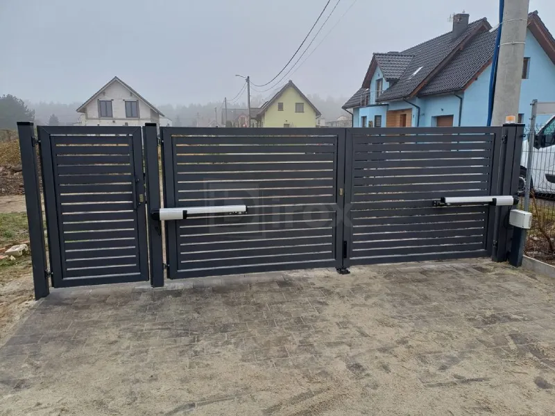Zautomatyzowana brama przesuwna i furtka w kolorze antracytu