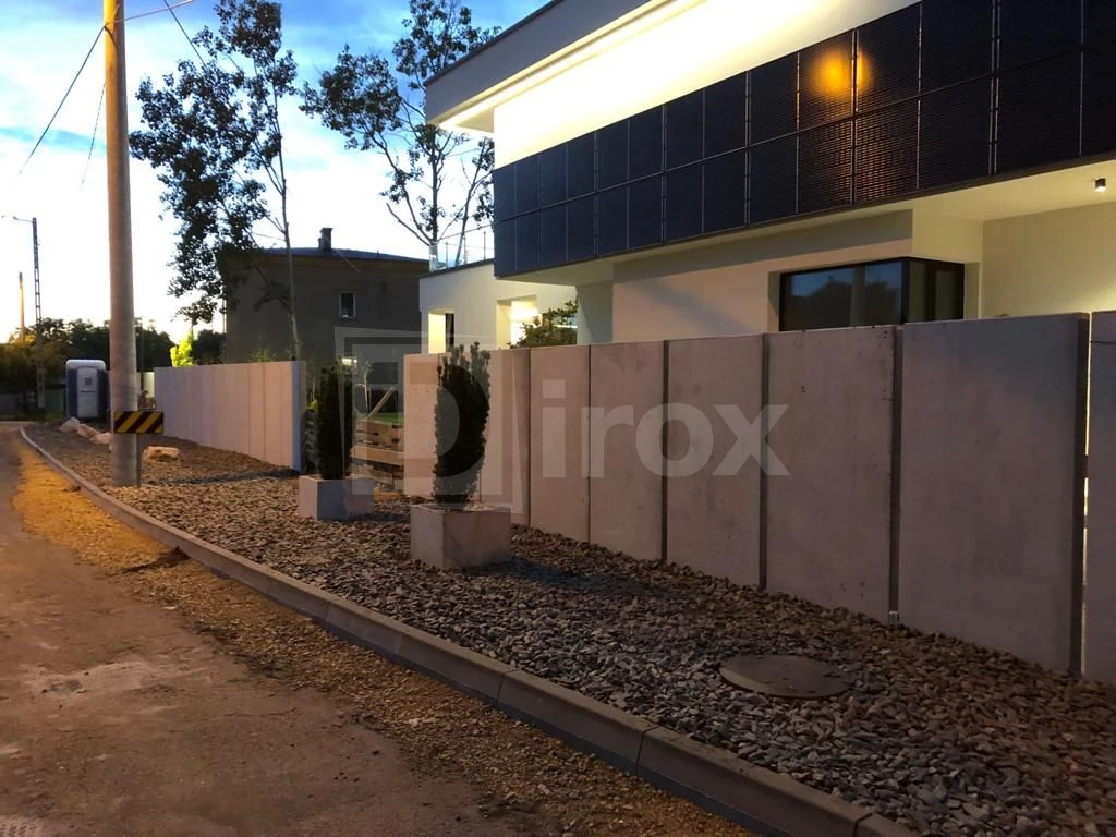 Pełne ogrodzenie z prefabrykowanych betonowych bloków „L”