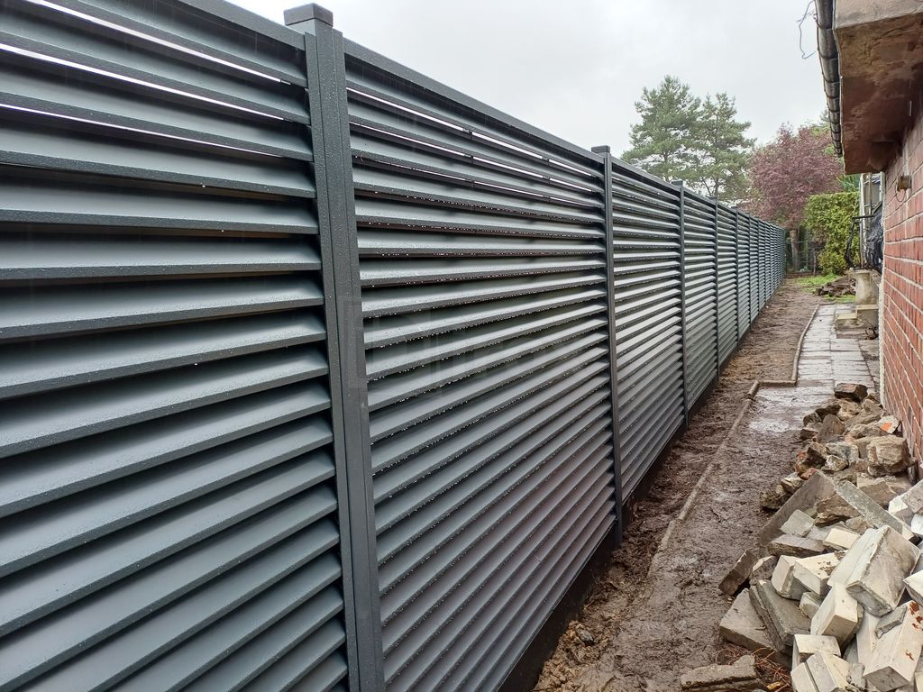 Ogrodzenie wzdłuż granicy działki