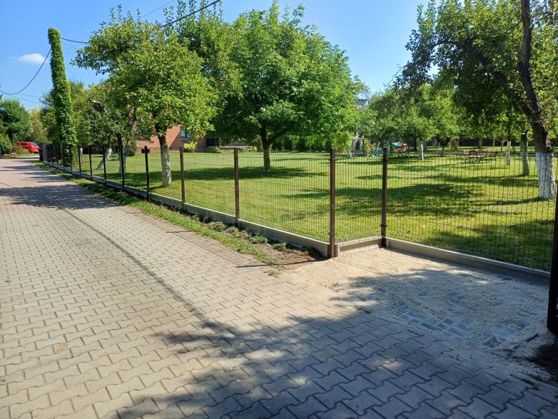 Jakie ogrodzenie optycznie powiększy przestrzeń w małym ogrodzie? 5 Praktycznych wskazówek
